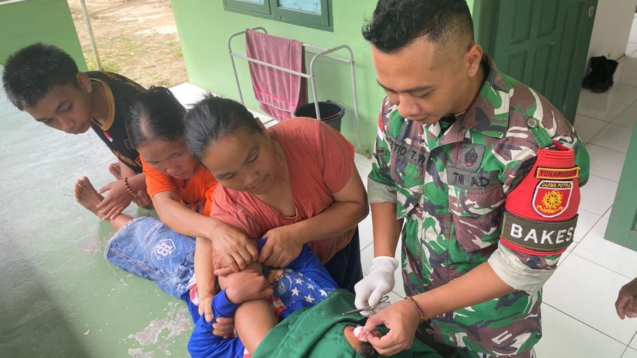 Personel Satgas Yonarmed 11 Kostrad Di Perbatasan Ri malaysia Bantu An