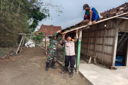 POLSEK KORAMIL DEMPET BANTU PERBAIKI RUMAH BENCANA POTING BELIUNG 