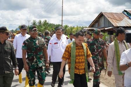 PANGDAM XIITPR DAMPINGI MENTRI PERTANIAN RI KUNJUNGAN KERJA DI KABUPAT