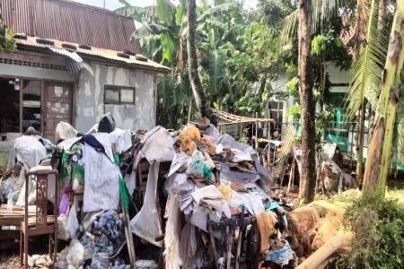 Solusi Rumah Pak Wartim Di Desa Kedungwuluh Yang Banyak Tumpukan Sampa