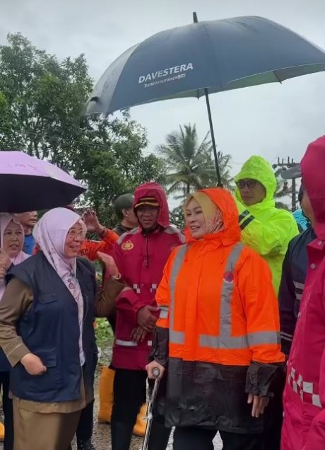 Kepala Dinas Kesehatan Pandeglang Dampingi Bupati Tinjau Banjir Di Kec