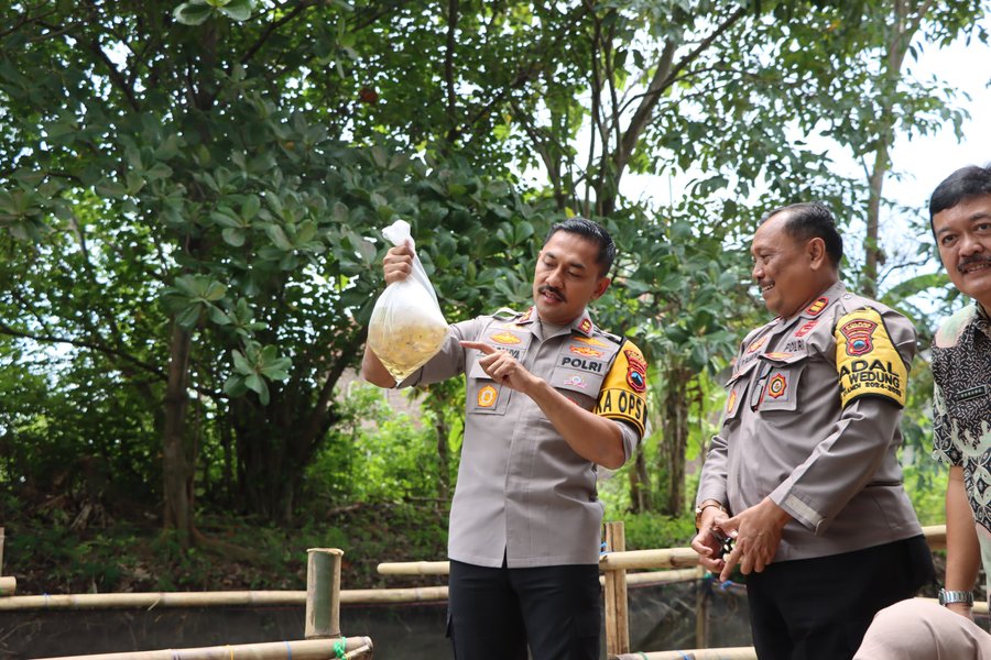 Kapolres Demak Tebar Benih Ikan Dukung Program Ketahanan Pangan Dukung