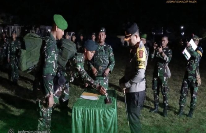 Serah Terima Simbol Peleton Ywpj Etape Ketiga Dari Yonif 116 gs Kepada