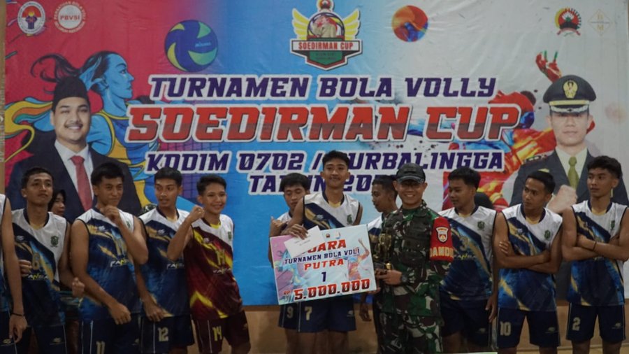 Sukses Gelar Turnamen Voli Soedirman Cup, Dandim Purbalingga Serahkan 