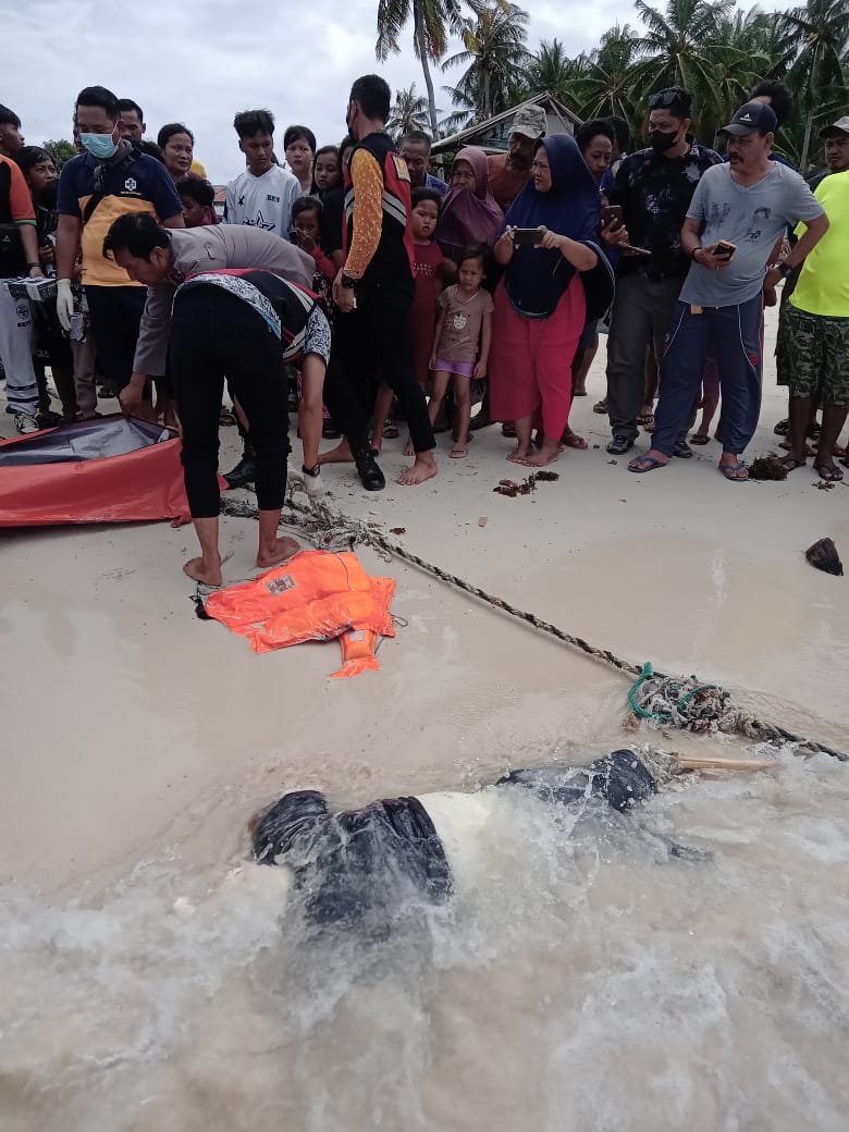 Mayat Yang Ditemukan Di Tepi Pantai Desa Sukajeruk Kec. Masalembu Kab.
