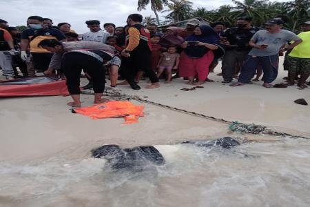 Mayat Yang Ditemukan Di Tepi Pantai Desa Sukajeruk Kec Masalembu Kab S