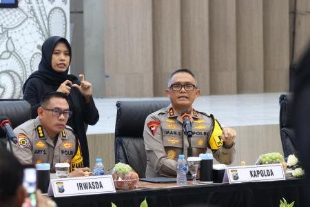 Kapolda Jatim Menghimbau Masyarakat Rayakan Malam Tahun Baru  Secara S