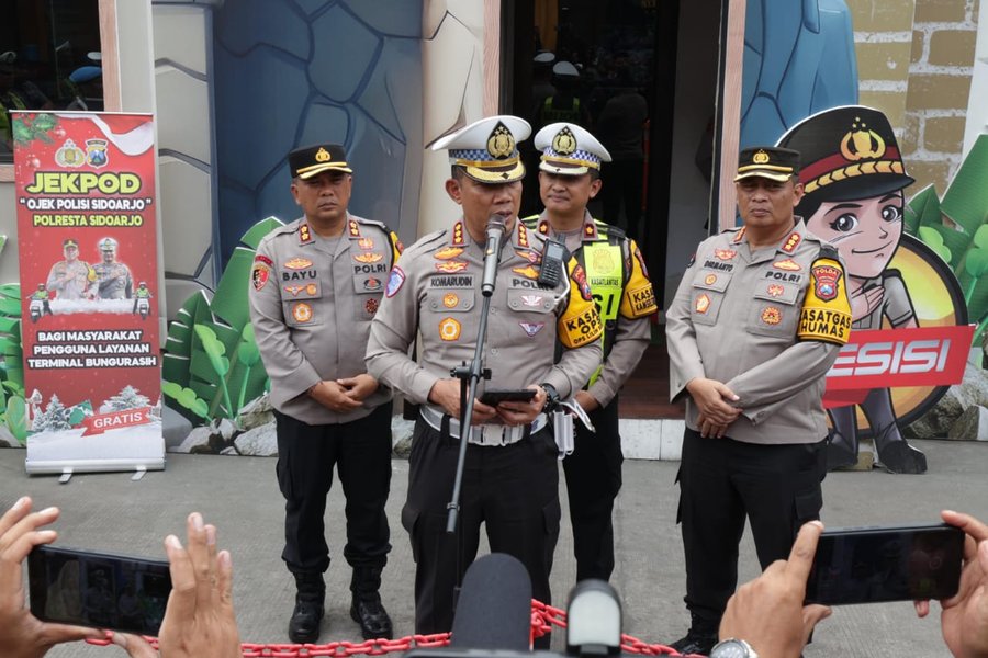 Polda Jatim Siagakan 100 Personel Gabungan Di Bundaran Waru, Malam Per