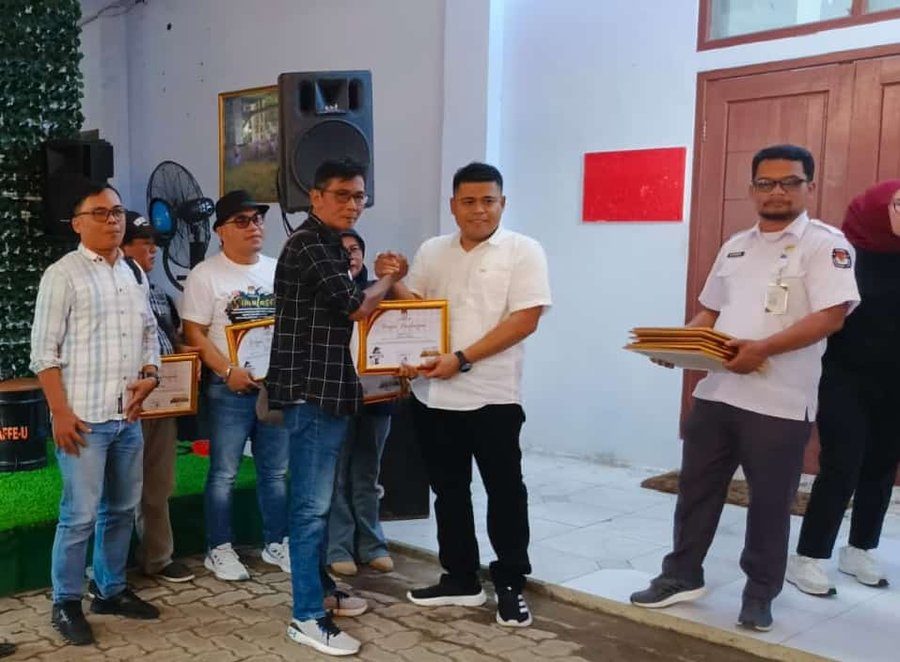 Afternoon Coffee Bersama Media, Kpud Lebak Berikan Piagam Penghargaan 