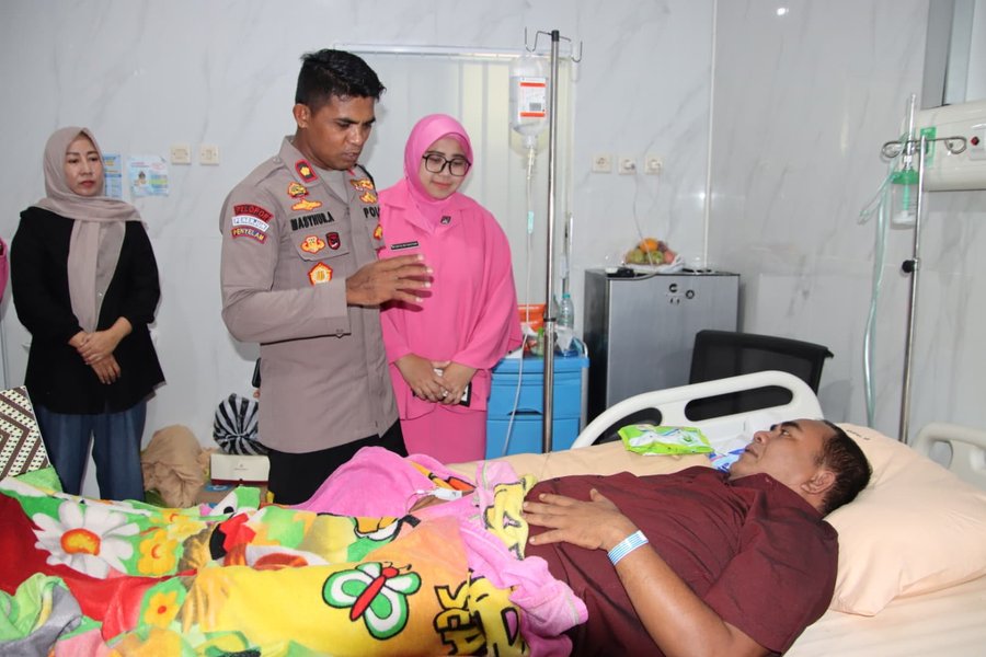 Wakapolres Sumenep Bersama Pju Dan Bhayangkari Jenguk Dan Beri Semanga