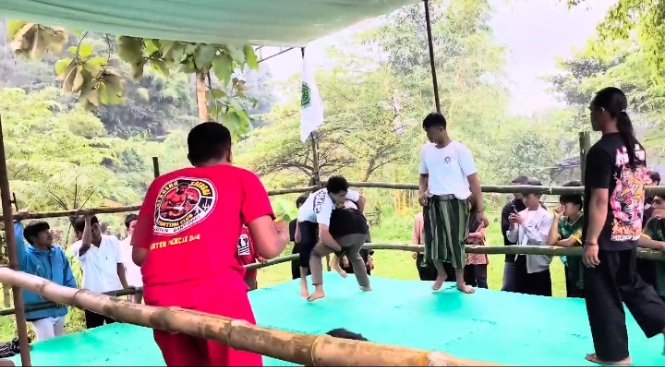 Para Pendekar Bertanding Di Gelaran Pencak Dor Perdana Di Curug Sumba
