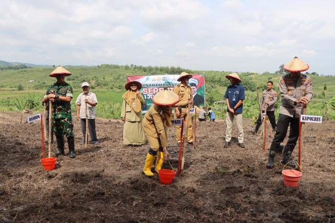 Dukung Asta Cita Presiden, Polres Demak Bersama Instansi Terkait Tanam