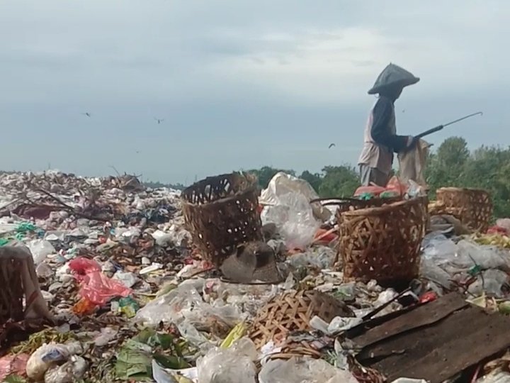 Sampah Di Tpa Cihara Menggunung, Sebabkan Bau Busuk Dan Lalat, Ini Kat