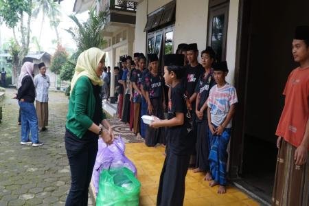 Giliran Santri Dapat Makan Siang Gratis di Purbalingga