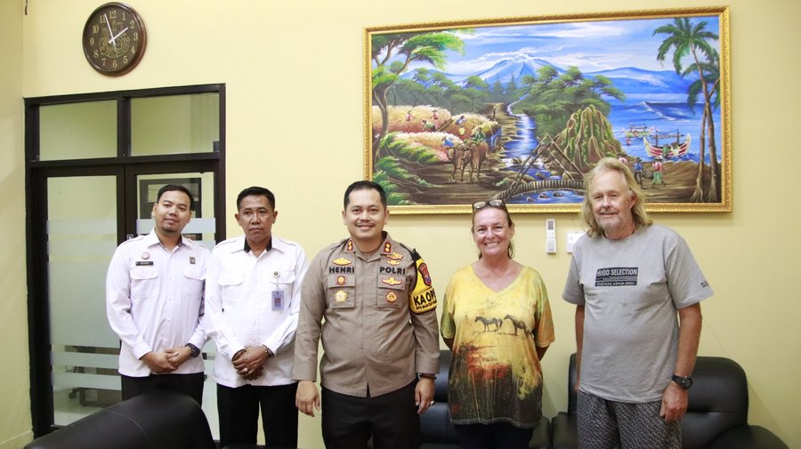 Kepedulian Kapolres Sumenep Kepada Wna Australia Yang Terdampar Di Pul