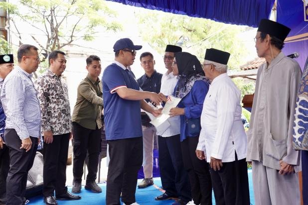 Menteri Atr  Bpn Nusron Serahkan Sertipikat Hak Guna Bangunan Kepada M