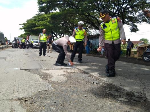 Polres Demak Tindak Lanjuti Jalan Berlubang Demi Keselamatan Pengguna 