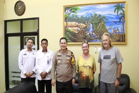 Kepedulian Kapolres Sumenep Kepada WNA Australia Yang Terdampar di Pul