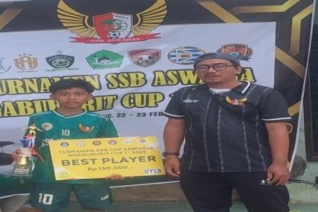 Dzulfikar Pemain Terbaik Turnamen Aswadja Cup 1 2025 Demak