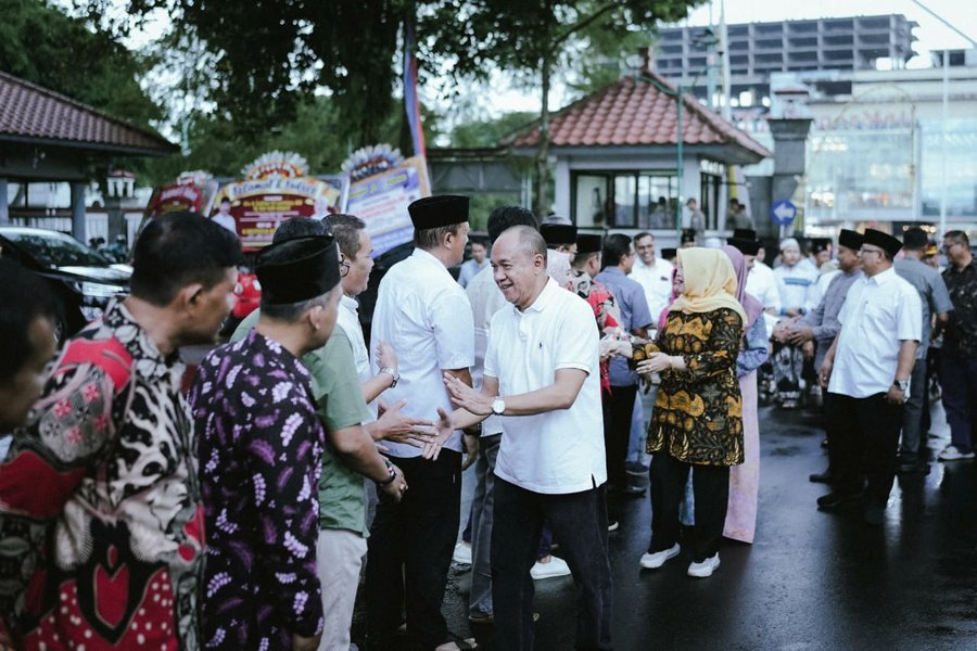 Kedatangan Bupati Dan Wakil Bupati Banyumas Disambut Hangat Di Halaman