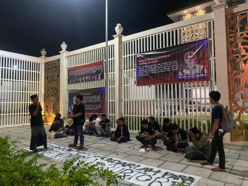 Tuntut Dugaan Skandal Korupsi, Puluhan Mahasiswa Unras Didepan Kantor 