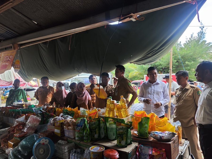 Pengecekan Peredaran Minyak Kita Di Pasar Anom Sumenep, Tim Satgas Pan