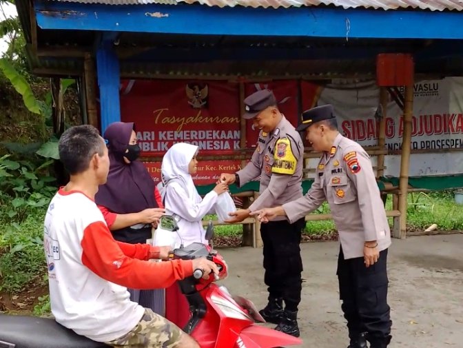 Polsek Kertek Bagikan Takjil, Wujud Kepedulian Di Bulan Ramadan