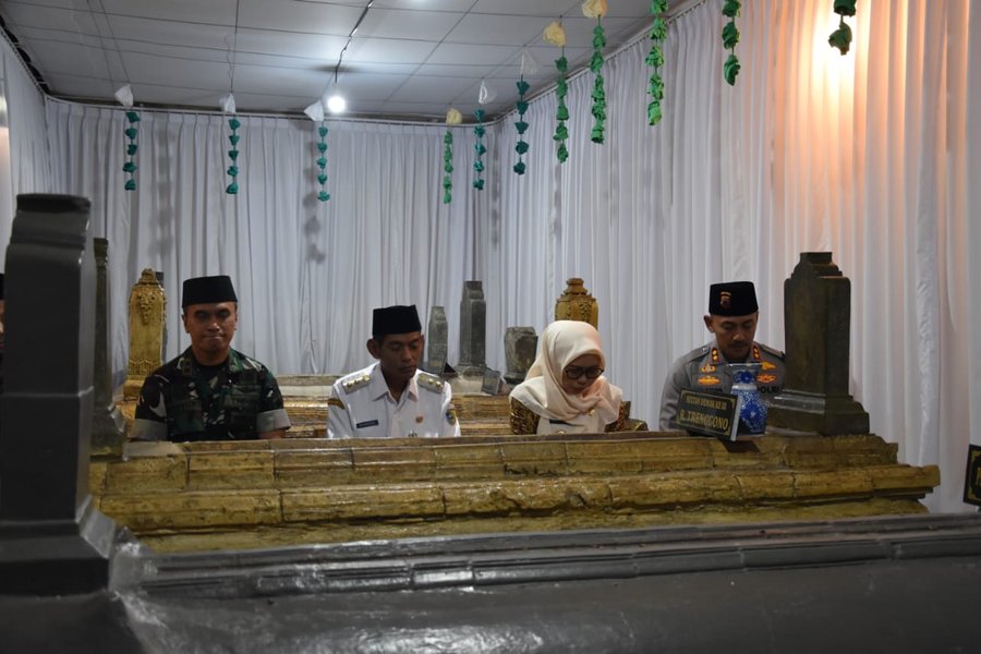 Ziarah Ke Makam Raja Bupati Dan Kapolres Berdo'a Untuk Keamanan Kabupa