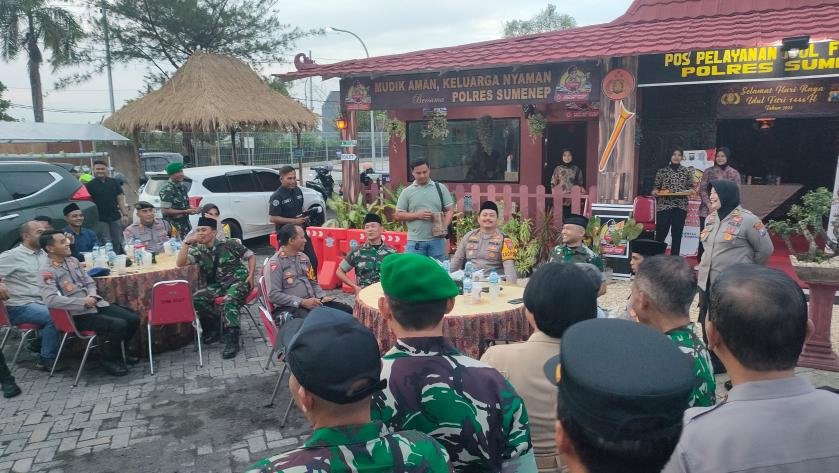 Sinergitas Tni Polri Polres Sumenep Dan Kodim 0827 Kompak Bagi Takjil 