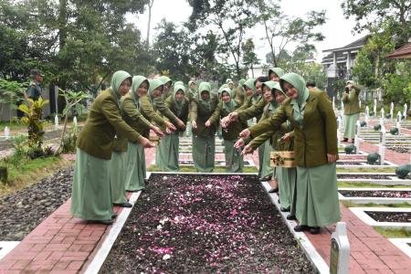 Mengenang Jasa Para Pahlawan Persit KCK Wonosobo Ziarah ke TMP Wirapat