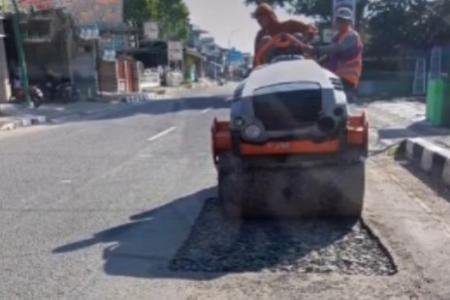 DPUPR Banten UPTD PJJ Lebak Lakukan Pemeliharaan Rutin Ruas Jalan Baya