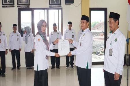 Kankemenag  Serahkan 15 SK Kenaikan Pangkat Dan SK Mutasi 10 ASN