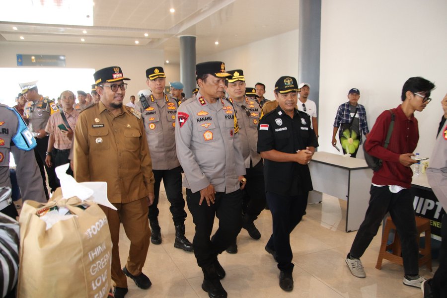 Kapolda Jatim Tinjau Pospam Operasi Ketupat Semeru 2025 Di Sumenep Tin