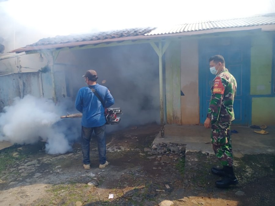 Anggota Kodim Batang Dampingi Petugas Laksanakan Penyemprotan Foging C