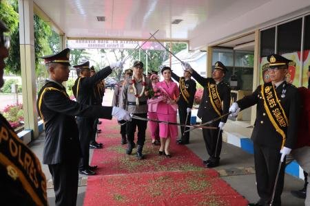 Pedang Pora dan Tari Muang Sangkal Sambut Kedatangan Kapolres Sumenep 