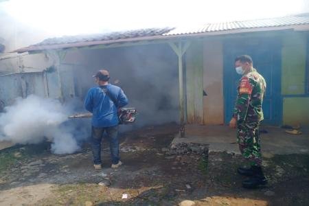 Anggota Kodim Batang Dampingi Petugas Laksanakan Penyemprotan Foging C