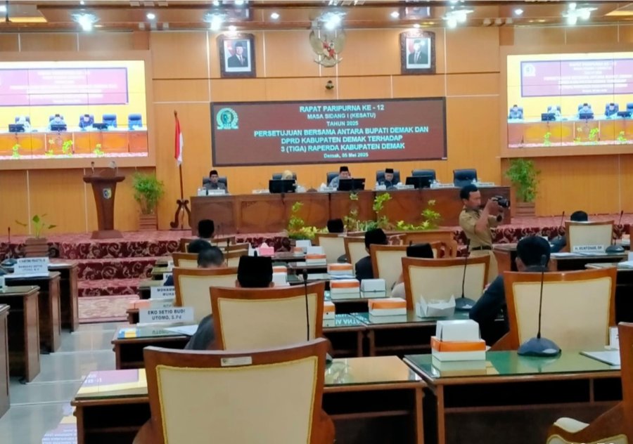Ketua Dprd Demak Zayinul Fata Se Pimpin Sidang Paripurna Ke 12