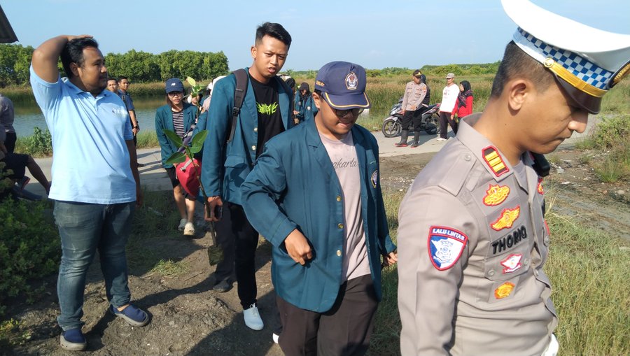 Abrasi Dan Banjir Rob Meluas Polres Demak Tanam 1.500 Pohon Mangrove