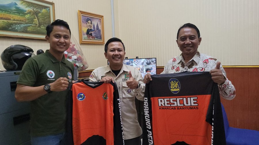 Pt Bpr Bkk Purwokerto Serahkan Kaos Lapangan Untuk Pramuka Peduli Bany