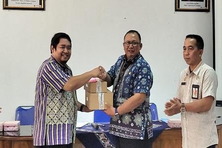 Sekda Banyumas Serahkan Bantuan Pendukung Pelayanan KB Kepada Faskes
