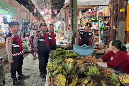 Polisi Satroni Pasar Tradisional di Kendal Cegah Premanisme dan Pungli