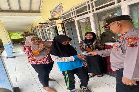 Kapolsek Karanganyar bersama Anggota berbagi di hari yang Berkah