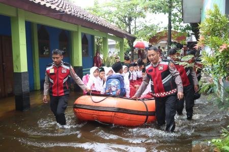 Banjir Di Demak Polisi Antar Jemput Siswa Menggunakan Perahu