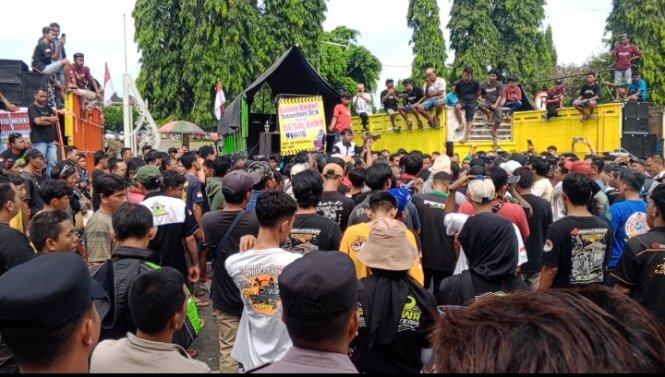 Ratusan Sopir Truk Protes Aturan Odol Di Alun Alun Purbalingga