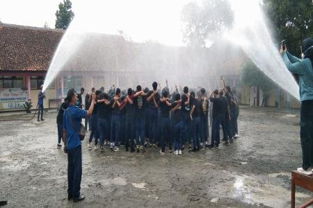 Sederhana Namun tetap Khidmat dan meriah dalam pelepasan siswa SMP N 3