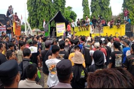 Ratusan Sopir Truk Protes Aturan Odol  di Alun alun Purbalingga 