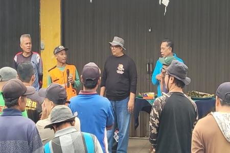 Sekda Bersama Warga Gotong Royong Tebang Pohon Yang Mengganggu Akses J