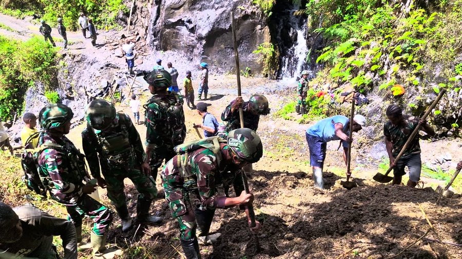 Gotong Royong Satgas Yonif 512 dy Karya Bhakti Perbaikan Jalan Di Jalu