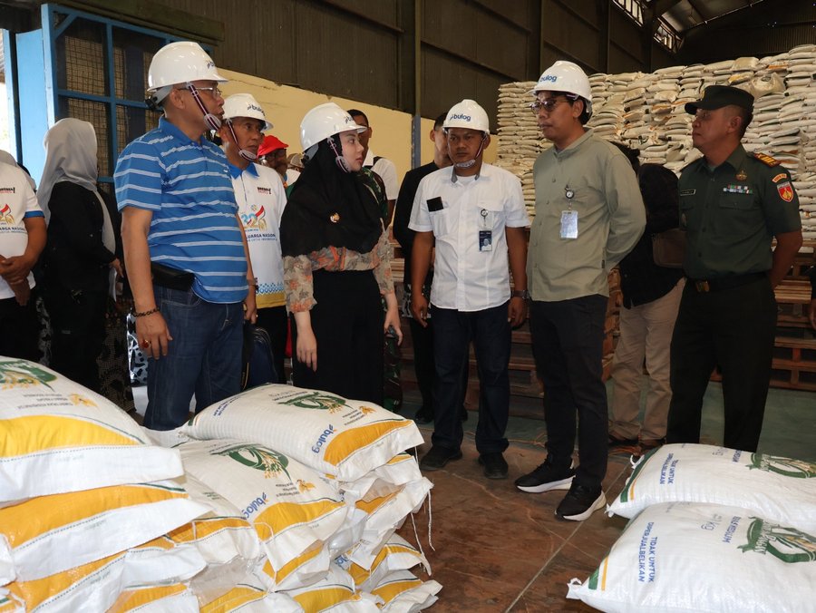 Perangi Beras Oloposan, Bupati Brebes Sidak Gudang Bulog Cimohong Dan 