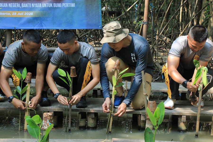 Taruna Bhayangkara Hijaukan Negeri Lewat Aksi Penanaman 100 Pohon Baka